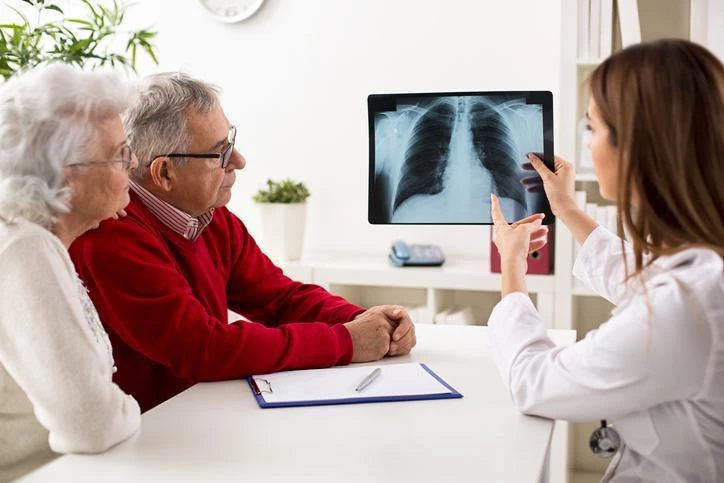 Wizyta u lekarza - rentgen płuc pacjenta